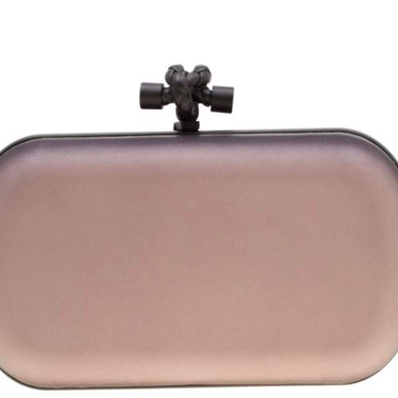 PreLoved Bottega Veneta Black/Light Beige Leather Sphere Palazzo Knot Clutch. - Picture 3 of 7